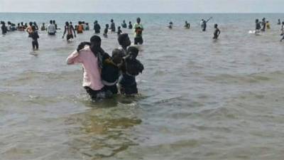 Sobrevivientes de la tragedia fueron rescatados y llevados a la orilla del lago en el que ocurrió la tragedia.