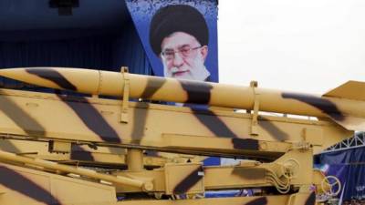 Un misil iraní de medio alcance Zelzal pasa delante de un retrato del líder supremo ayatolá Al Jamenei durante un desfile para conmemorar el Día de las Fuerzas Armadas en Teherán (Irán). EFE/Archivo