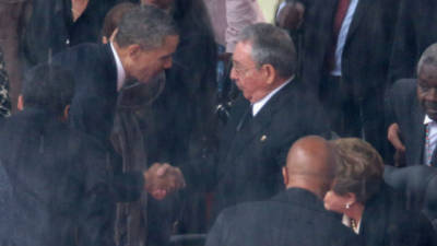 Durante los funerales de Mandela, el presidente Obama estrechó la mano del mandatario cubano Raúl Castro.