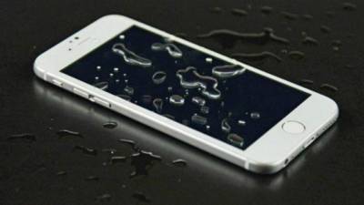 Apple ha estado ocupada desarrollando la tecnología para proteger al iPhone de los líquidos, algo que ya hacen sus competidores.