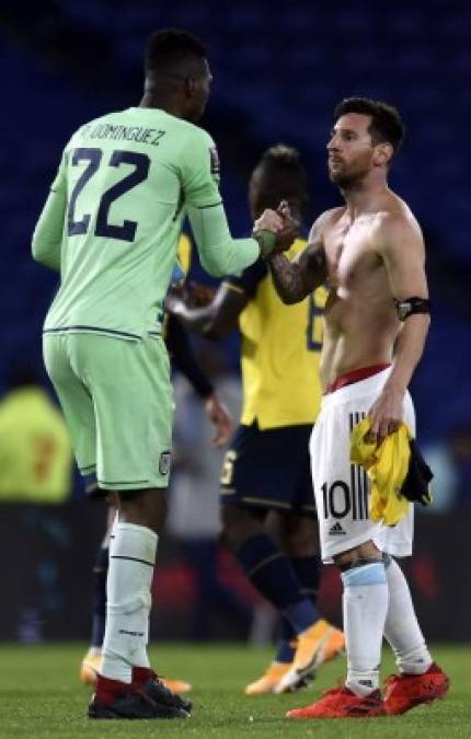 Messi saludando al portero de Ecuador, Alexander Domínguez, al final del partido.