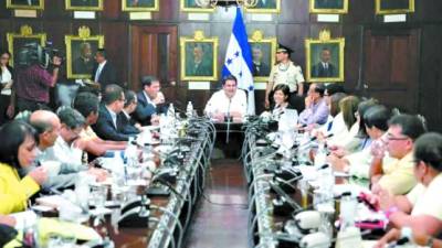 El presidente Juan Orlando Hernández durante la reunión ayer con diversos sectores del país.