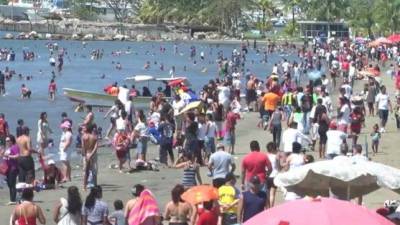 Miles de personas visitaron las playas de Omoa.
