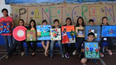 Alumnos de cuarto y quinto grado posan con sus originales cuadros. Fotos: Cristina Santos