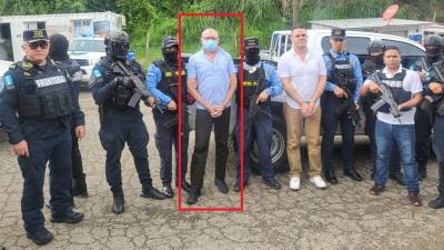Fotografía de David Elías Campbell Licona con agentes de la Interpol en Honduras.
