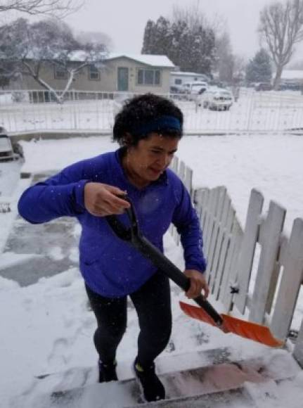 La intensa nevada ha dificultado sobremanera el tránsito por las ciudades a lo largo de toda la mañana.<br/><br/>La hondureña Vilma González limpia la entrada de su hogar en Baltimore.