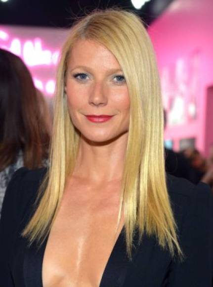 Gwyneth Paltrow también presentó alegaciones contra Weinstein en la misma historia del New York Times. Paltrow dijo que después de que Weinstein la contrató para desempeñar el papel titular en 'Emma', puso las manos en Paltrow y sugirió que los dos fueran a su dormitorio del hotel. Paltrow dijo que se negó. 'Yo era una niña... estaba petrificada', recordó.<br/><br/>Ella rechazó sus insinuaciones y se lo contó Brad Pitt, su novio en ese momento. Pitt se enfrentó al Weinstein, y poco después, el productor le advirtió que no le dijera a nadie más acerca de su llegada. 'Pensé que iba a despedirme', dijo.<br/>