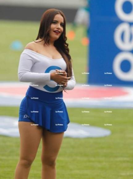 La hermosa edecán Yulia Posas engalanó el césped del estadio Nacional de Tegucigalpa.
