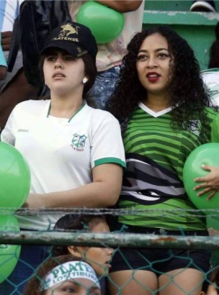 Aficionadas del Platense muy pendientes del partido contra el Marathón.