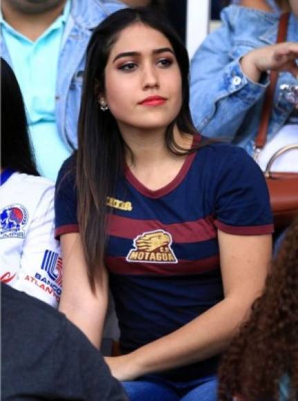 Una bella aficionada del Motagua en el estadio Nacional.