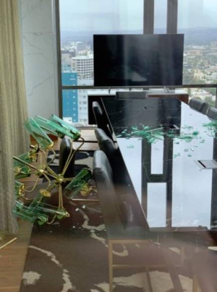 Usuarios en redes sociales compartieron imágenes de los daños causados en sus oficinas u hogares tras el fuerte sismo.