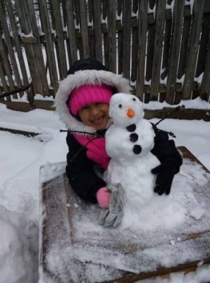 Ariana compartió esta imagen de su hijo jugando con un muñeco de nieve.<br/><br/>Miles de escuelas en las principales ciudades de la costa Este optaron por suspender las clases durante toda la jornada debido a las fuertes nevadas.<br/>