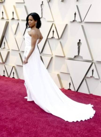 Regina King, nominada a Mejor Actriz Secundaria por su actuación en El blues de Beale Street, desfiló por la alfombra roja con un precioso vestido blanco de Oscar de la Renta.