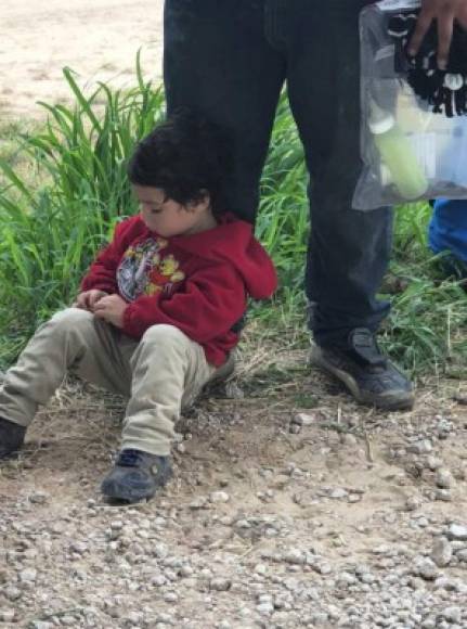 Niños cansados tras largas travesías son detenidos junto a sus padres en la frontera y luego son separados y enviados a albergues. /Foto: Twitter David Begnaud.