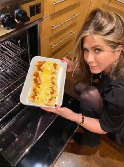 La actriz Jennifer Aniston celebró con una cena de 'Friendsgiving', en la que mostró sus dotes de chef con unas enchiladas para el presentador Jimmy Kimmel.