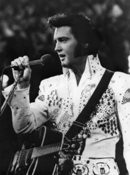 "Fotografía de archivo sin fecha del cantante estadounidense Elvis Presley durante una presentación."