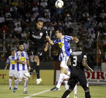 Olimpia vence al Victoria y tiene un pie en la final