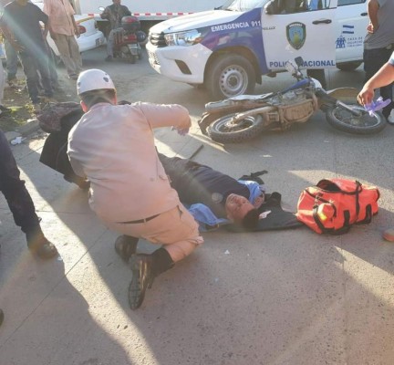 El Progreso: Dos agentes policiales sufren lesiones tras accidentarse en su motocicleta