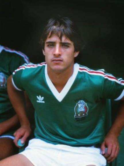 Javier Hernández Gutiérrez, su padre, fue un futbolista que brilló en Tecos de la UAG y que disputó la Copa Mundial de Fútbol de 1986.