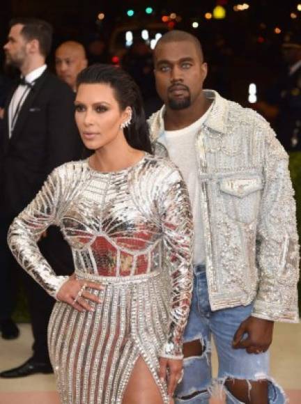 Kim Kardashian y Kanye West en un diseño de Balmain.