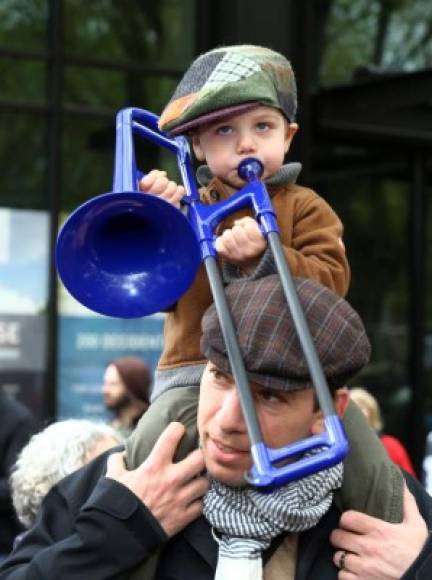 Con multitud de lemas a favor del medioambiente y contra el mandatario, los miles de manifestantes coparon bajo un sol abrasador las principales arterias viales de la ciudad, una semana después de que se celebrase otra manifestación similar por parte de la comunidad científica, que denunciaba los recortes en investigación.