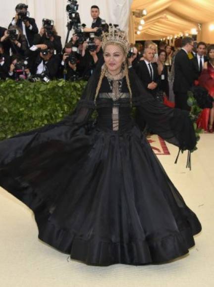 Madonna lució un gótico atuendo, diseñado por Jean Paul Gaultier.<br/><br/>La diva del pop complementó su atuendo negro con una tiara de cruces y un velo.<br/>