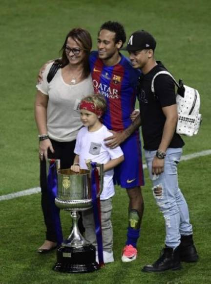 Neymar estuvo acompañado en el campo del Calderón.