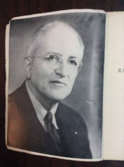 Rafael Heliodoro Valle<br/><br/>Nació en Tegucigalpa el 3 de julio de 1891 y muere en el año 1959 México. fue nombrado por sus obras como el 'gran intelectual del siglo XX'. <br/><br/>Este escritor se centró en el campo de la historia y la literatura. Su primera novela fue publicada en 1944 y llevaba por nombre Iturbide, Varón de Dios.<br/><br/>Obras a leer: <br/><br/>La nueva poesía de América, 1920<br/>El convento de Tepotzotlán, 1924<br/>México imponderable, 1936<br/>El espejo historial, 1937<br/>Unísono amor, 1940<br/>Itúrbide. Varón de Dios, 1944<br/>Semblanza de Honduras, 1947<br/>Cristóbal de Olid, 1948 (otras Ed. 1987, 1997<br/>Flor de Mesoamérica, 1955<br/>La rosa intemporal, 1964