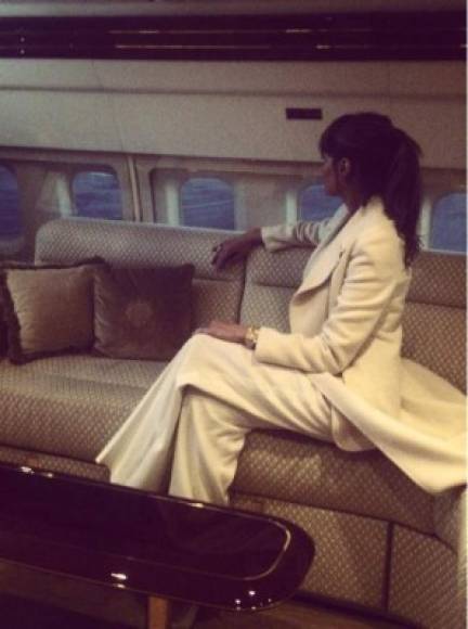 Una de las últimas fotografías publicadas por Melania en su cuenta personal de Twitter la muestra pensativa a bordo de su jet privado.