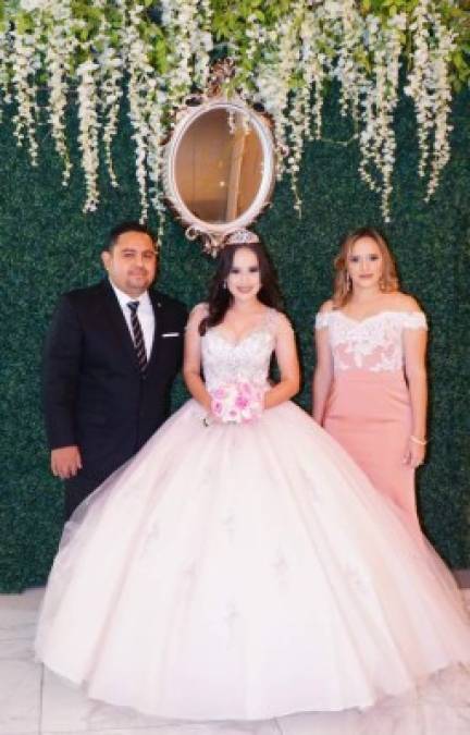 La quinceañera junto a sus padres José Amaya y Dania López.