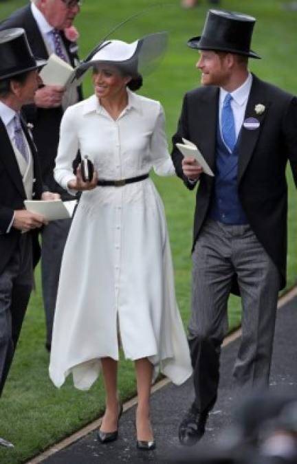 Meghan volvió a decantar por un diseño de Givenchy para está ocasión, al igual que lo hizo en el día de su boda y durante sus primeras jornadas como duquesa de Sussex justo a la reina Isabell II la semana pasada.