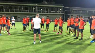 Miguel Falero mientras le daba instrucciones a los jugadores de la Sub-23 de Honduras. Foto Fenafuth.