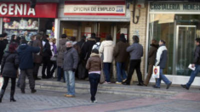 People queue to enter an unemployment registry office in Madrid, Thursday Jan. 24, 2013. Spains unemployment rate shot up to a record 26.02 percent in the fourth quarter of 2012 leaving almost million people now out of work, the National Statistics Institute said Thursday. Over the year, 691,700 more people lost their jobs, the institute said, adding that there were now a rounded 1.8 million households in which no one was employed. Spain is in the throes of its second recession in just over three years following the collapse of its once-booming real estate sector in 2008. (AP Photo/Paul White)