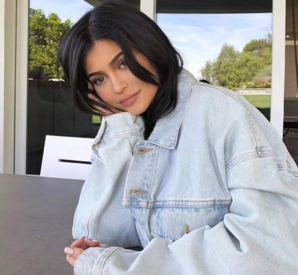 Kylie Jenner muestra la cara de su hija