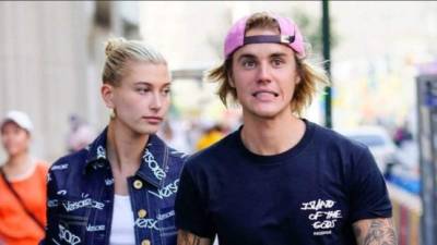 Desde hace semanas se presume que Hailey Baldwin y Justin Bieber (d) se habrían casado por lo civil en Nueva York.