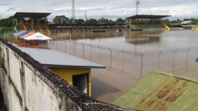 El estadio Micheletti está cercano a la Colonia La Democracia, a pocos metros donde pasa el caudal del Río Ulúa por lo que se inundó por completo.