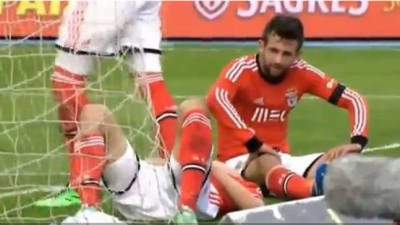 Tres jugadores del Benfica se estorban entre sí y ninguno logró anotar el gol.
