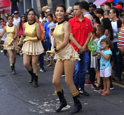 Derroche de talento en desfiles sampedranos para festejar la independencia patria