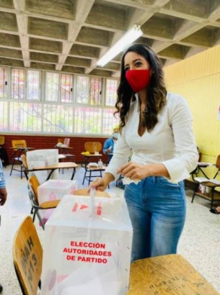 Momentos en que La Pichu se disponía a votar en una de las urnas ubicadas en el Alma Mater.