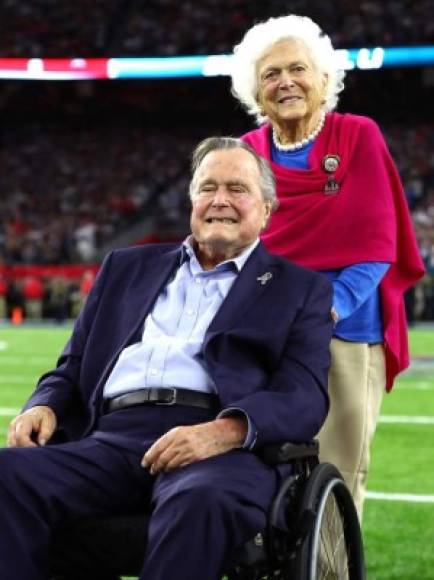 En la imagen, el expresidente George H.W. Bush y Barbara Bush llegan para lanzar la moneda antes del Super Bowl 51 entre los Atlanta Falcons y los New England Patriots en el NRG Stadium el 5 de febrero de 2017 en Houston, Texas. AFP