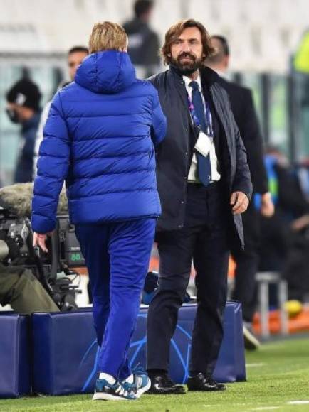 El saludo entre Ronald Koeman y Andrea Pirlo antes del partido en el Juventus Stadium.