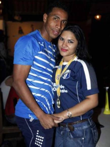 Saudy y el portero celebrando el campeonato de hace unas temporadas atrás del Honduras Progreso.