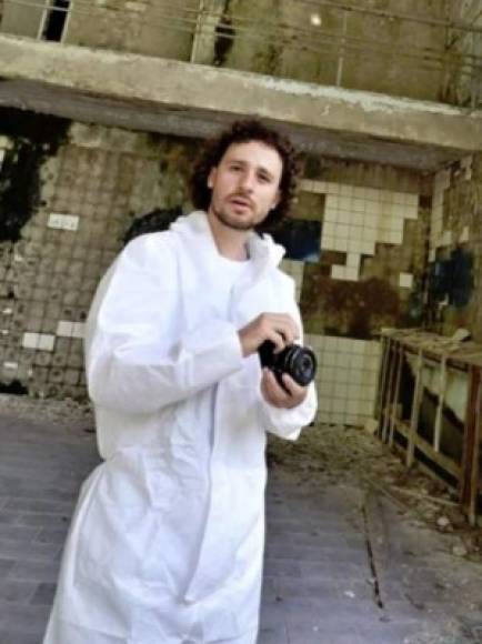 El youtuber mexicano Luisito Comunica causó indignación al posar con un traje blanco para protegerse de la radiación. 'Chernobyl es tóxico, pero no tan tóxico como tu ex', escribió el joven junto a una imagen que compartió en su cuenta de Instagram.