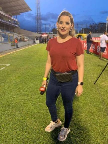 La bella periodista Tanya Rodríguez de Diario LA PRENSA estuvo presente en el Duelo de Leyendas que se disputó en el estadio Morazán.