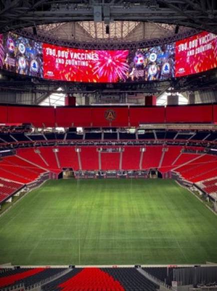 <br/>También albergó el Peach Bowl de la División I NCAA y el Super Bowl LIII. El estadio está ubicado al lado de donde quedaba anteriormente el Georgia Dome, antiguo estadio de los Falcons. La fachada del recinto impone por su impresionante estructura moderna.