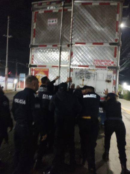 Según versiones oficiales, la captura se dio luego de que los policías detectaron que el operador del camión iba a exceso de velocidad, por lo que lo detuvieron y al preguntarle qué llevaba en la caja reconoció que transportaba a migrantes.