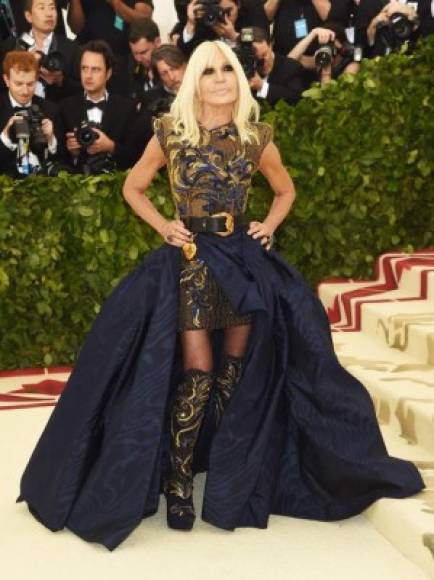 La diseñadora italiana Donatella Versace no podía faltar en la Gala MET 2018.