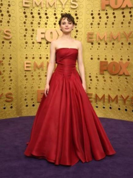 La estrella de The Act (Hulu), Joey King, se lució en este vestido rojo de Zac Posen.