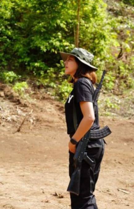 En una foto difundida el martes en su página Facebook, se la ve en sudadera y pantalones negros con un fusil de asalto tipo AK-47 en bandolera.