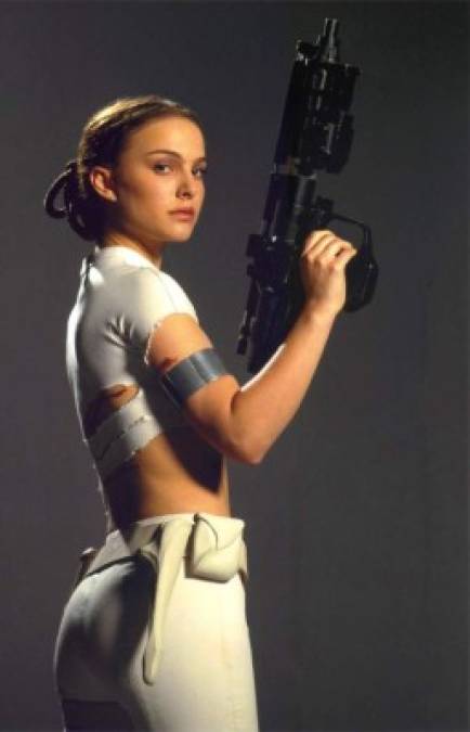 Para entonces, Natalie Portman ya formaba parte de una de las grandes franquicias de la historia del cine, ‘Star Wars’, para la que fue contratada por George Lucas en 1997, participando en tres de sus películas en el papel de la reina Padmé Amidala (‘Episode I - The Phantom Menace’ (1999); ‘Episode II - Attack of the Clones’ (2002); y ‘Episode III - Revenge of the Sith’, estrenada en 2005).